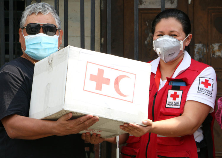 Cruz Roja Salvadoreña beneficia a 225 personas con discapacidad visual