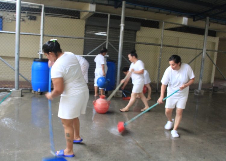 Continuan jornadas de sanitización en Penal de Mujeres de Ilopango