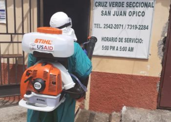 Cruz Verde sanitiza instalaciones para prevenir contagios de covid-19