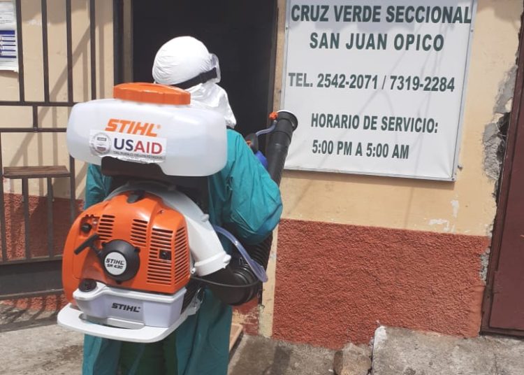 Cruz Verde sanitiza instalaciones para prevenir contagios de covid-19