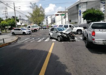 Conductor impacta contra una ambulancia en la alameda Manuel Enrique Araujo