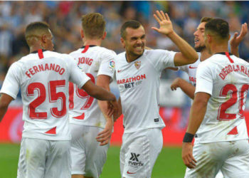 Una polémica foto muestra a jugadores del Sevilla violando medidas anti covid-19