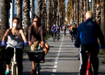 Millones de españoles salen de confinamiento no así Madrid y Barcelona