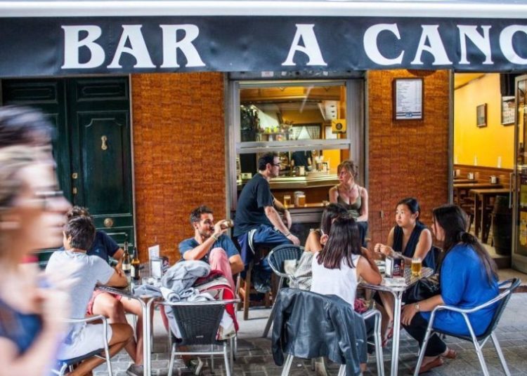 España reabre bares y restaurantes tras dos meses y medio de confinamiento