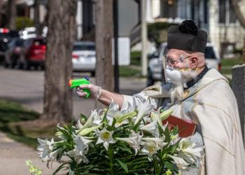 Un sacerdote usa una pistola de agua para bendecir de forma segura y se vuelve viral