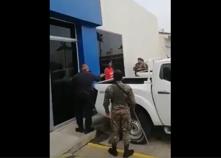 (VIDEO) Desarman a sujeto que amenazaba con corvo en mano a empleados de la FGR