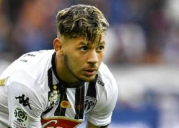 Un futbolista del Argers de la Ligue 1 de Francia fue detenido por masturbarse mientras observaba a una vecina