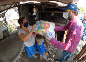 Gobierno entrega canastas alimenticias a familias afectadas por emergencia de covid-19 en Teotepeque, La Libertad