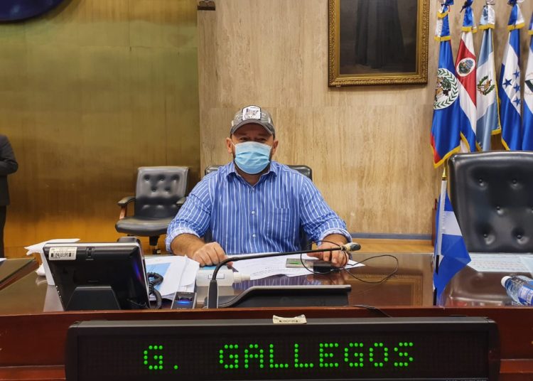 Guillermo Gallegos: «Mario Ponce es un títere de ARENA y del FMLN»