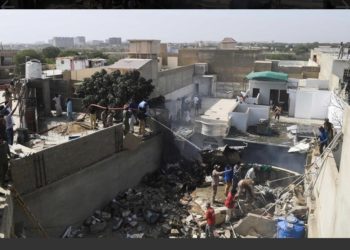 (VIDEO) Se estrella avión con 99 personas en zona residencial en Pakistán