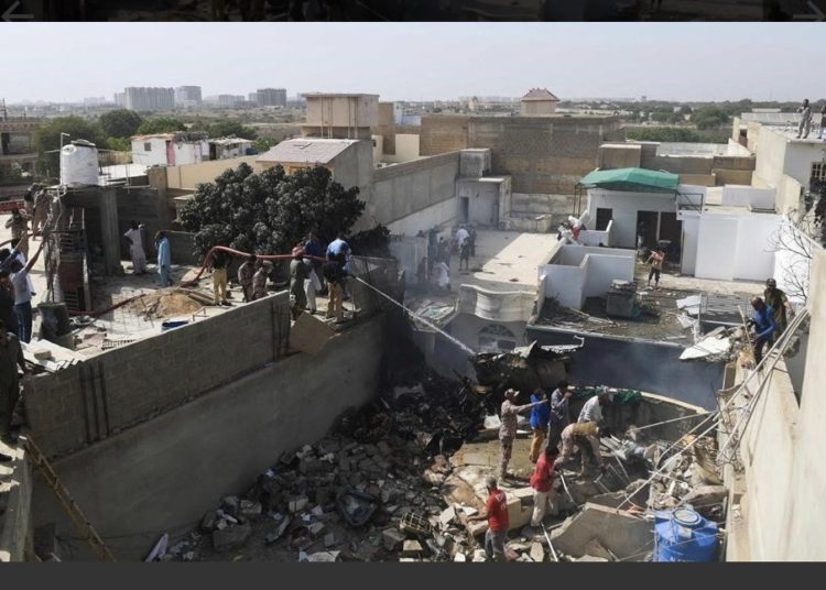 (VIDEO) Se estrella avión con 99 personas en zona residencial en Pakistán