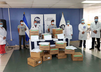 Hospital del ISSS de Sonsonate recibe batas de protección para el personal médico
