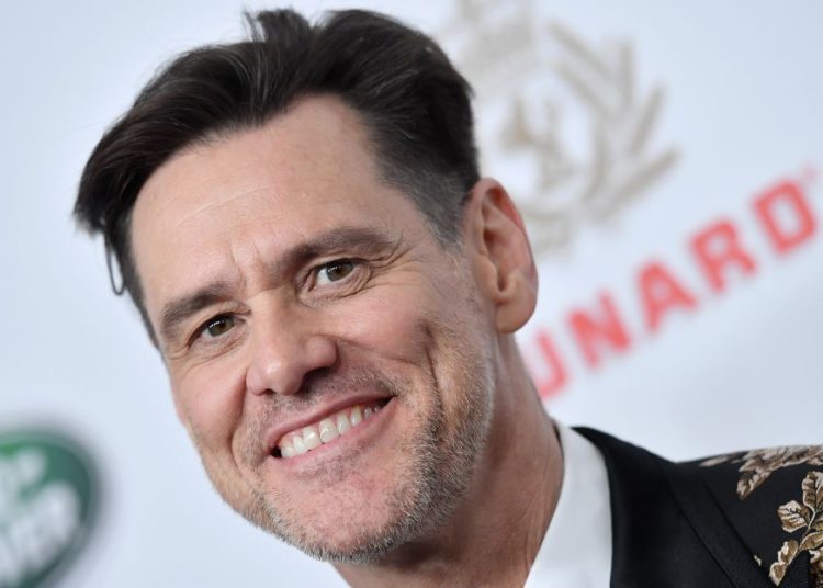 (VIDEO) Jim Carrey genera polémica por “toser en la cara” a Donald Trump