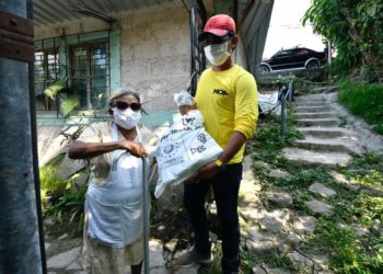 Empleados del MOP distribuyen paquetes alimentarios en el municipios de San Salvador