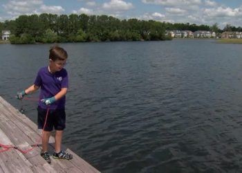 Niño resuelve caso de robo de hace 8 años mientras pesca con imanes en un lago de Carolina, EE.UU.