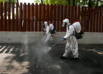 Rociar las calles con desinfectante es peligroso y poco eficaz, asegura OMS