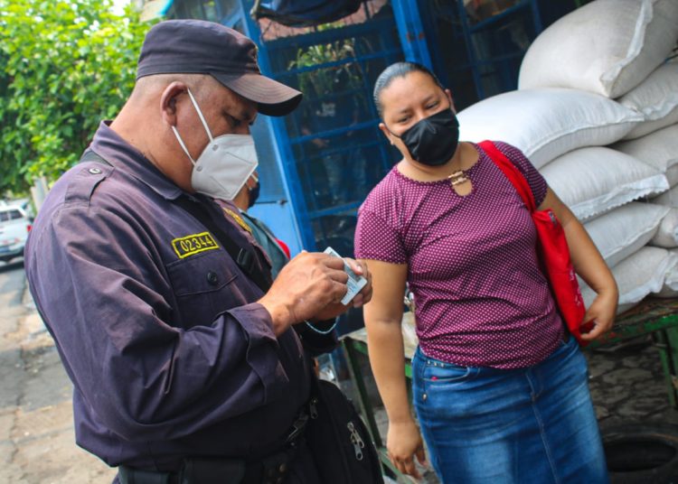 Policías y soldados vigilan cumplimiento de cuarentena domiciliar
