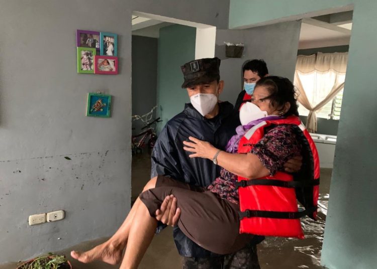 PNC, FAES y MOP evacuan decenas de familias por inundaciones