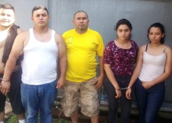 Capturan a cinco sujetos en Chalchuapa y les decomisa una pistola de alto poder