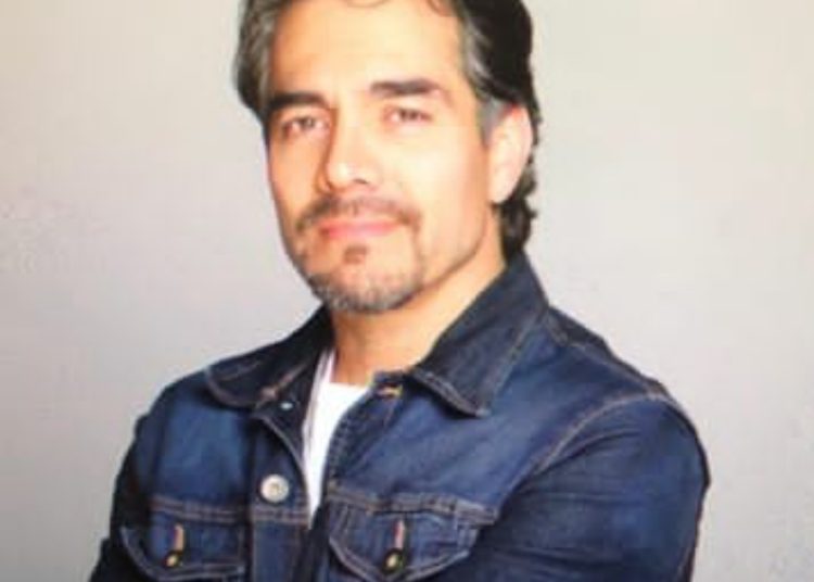 (VIDEO) Omar Chaparro causa revuelo al aparecer vestido de mujer y bailar más sexy que nunca