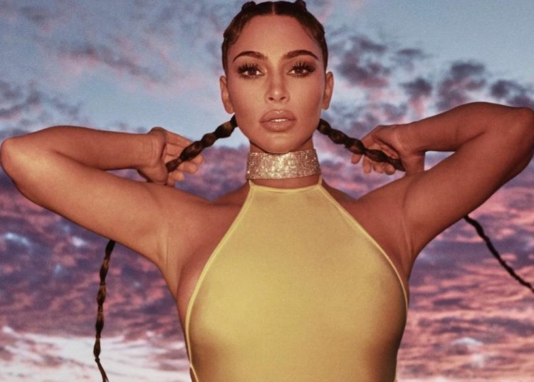 ¿Kim Kardashian tiene tres manos? un error en Photoshop