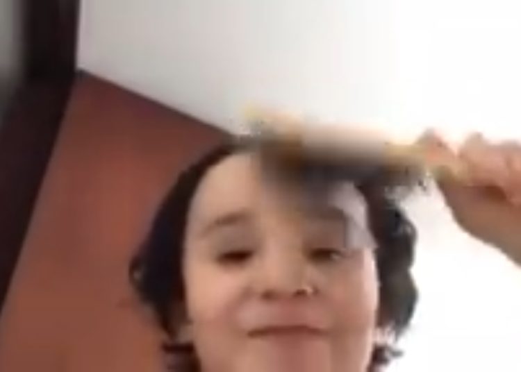 (VIDEO) Niño ofrece tutorial para cortarse el pelo, pero no sale como deseaba