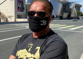 (VIDEO) Arnold Schwarzenegger logra un ‘perfecto’ espagat gracias a un divertido engaño