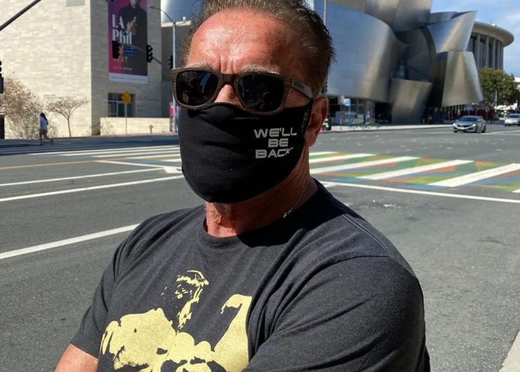 (VIDEO) Arnold Schwarzenegger logra un ‘perfecto’ espagat gracias a un divertido engaño