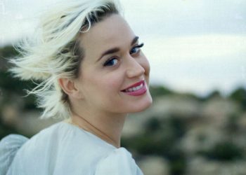 (VIDEO) Katy Perry hace desnudo y luce su embarazo en nuevo clip musical ‘Daisies’