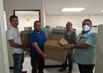 Alcaldía de Sonzacate entrega insumos a médicos que atiende en primera línea el coronavirus