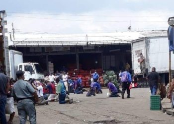 Comerciantes del mercado La Tiendona oran antes de iniciar sus labores