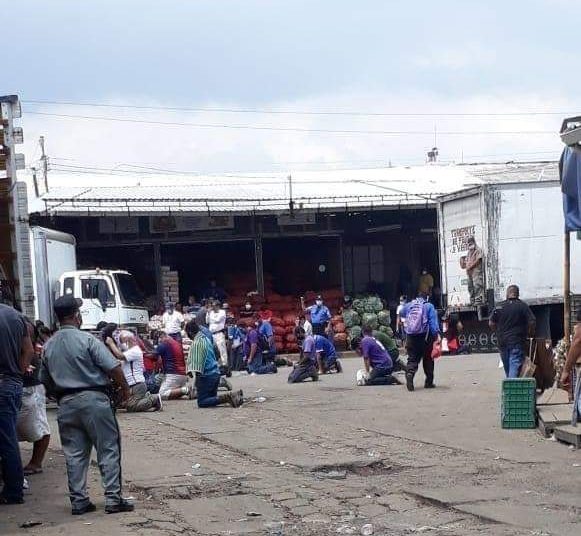 Comerciantes del mercado La Tiendona oran antes de iniciar sus labores