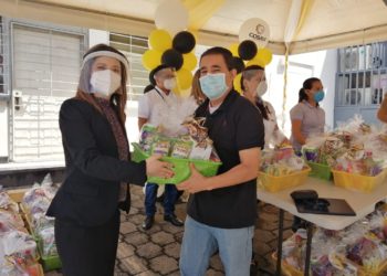 COSAVI entrega canastas solidarias a héroes en primera línea