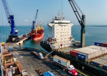 Descargan 238 toneladas de productos lácteos que serán entregados en paquetes alimenticios a salvadoreños