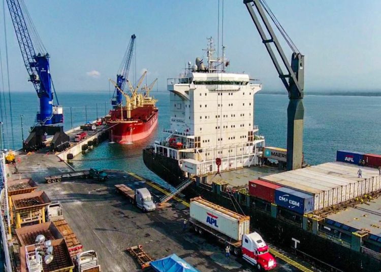 Descargan 238 toneladas de productos lácteos que serán entregados en paquetes alimenticios a salvadoreños