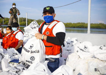 Bienestar Social entrega paquetes alimentarios a habitantes de Puerto El Triunfo