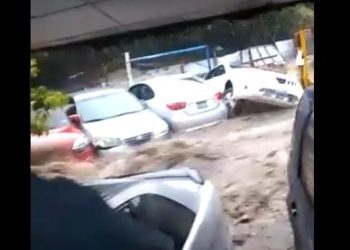 VIDEO IMPACTANTE | Varios autos son arrastrados por las fuertes correntadas en San Salvador