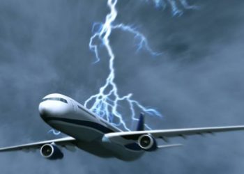 Capta el momento exacto en que un rayo impacta un avión durante aterrizaje