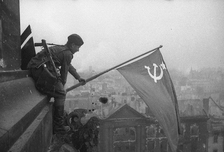 Facebook elimina publicaciones con imágenes de la Bandera de la Victoria sobre el Reichstag
