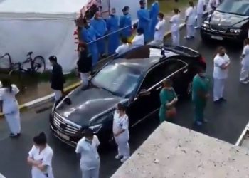 Médicos y enfermeros le dan la espalda a la primera ministra de Bélgica por mal manejo de la pandemia