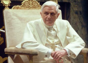 Benedicto XVI comparó al matrimonio homosexual con el “anticristo” y denunció que buscan silenciarlo