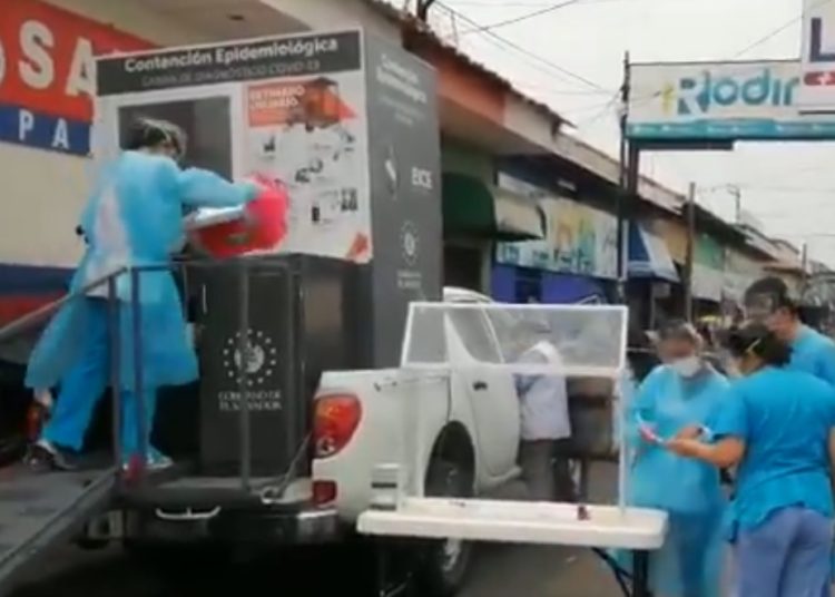 Desplazan cabina móvil para realizar pruebas de covid-19 en calles de San Miguel