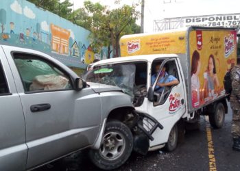 Cuatro personas lesionadas deja accidente de transito sobre calle Agua Caliente de Soyapango