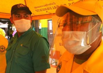 Socorristas de Comandos de Salvamento reciben caretas para evitar contagiarse de covid-19