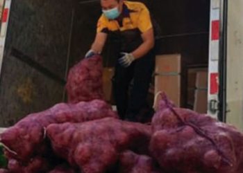 (VIDEO) Como venganza una mujer envía una tonelada de cebollas a su ex para hacerlo llorar