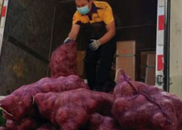 (VIDEO) Como venganza una mujer envía una tonelada de cebollas a su ex para hacerlo llorar