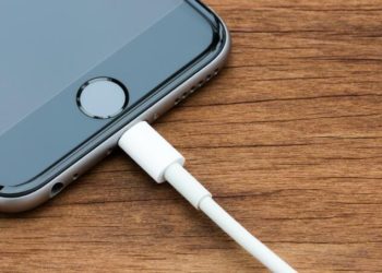 (VIDEO) Jugó con el móvil mientras se estaba cargando y el aparato se incendió