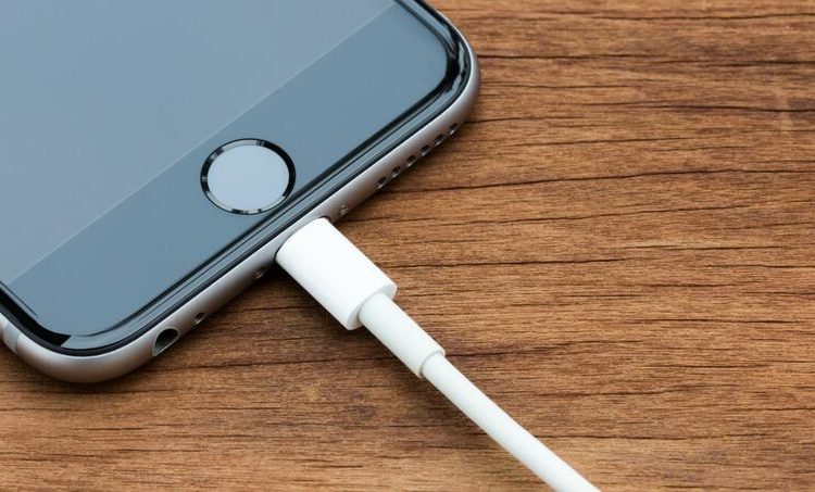 (VIDEO) Jugó con el móvil mientras se estaba cargando y el aparato se incendió