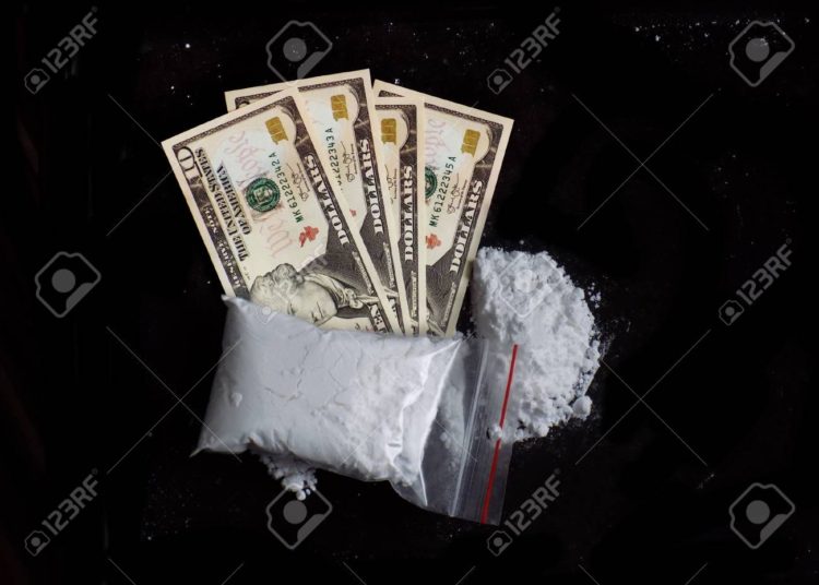 En EE.UU. un hombre entrega por error dos bolsas con cocaína mientras realiza un depósito bancario