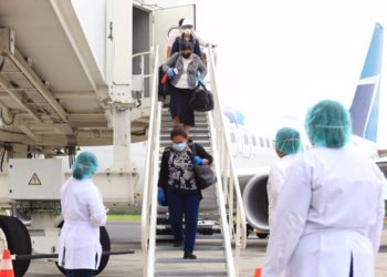 Arriban al país 29 compatriotas que estaban varados en Canadá